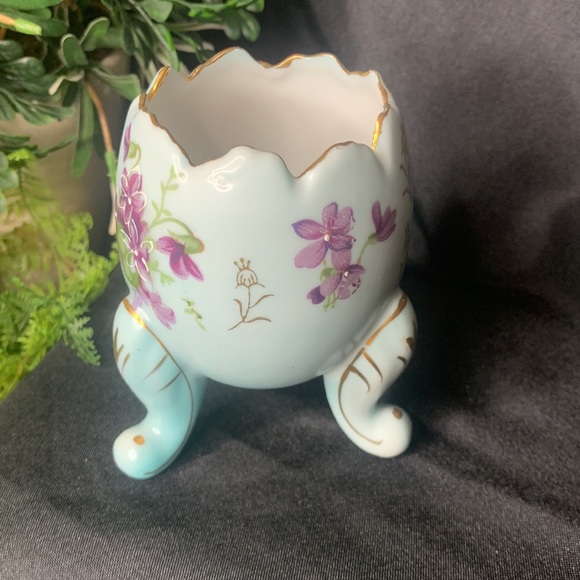 Beautiful hand painted “cracked egg” footed vase with violets - Picture 5 of 7